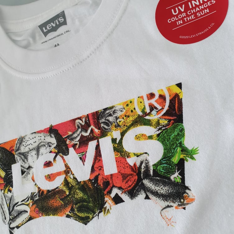 Camiseta con logo que cambia de color de LEVI'S